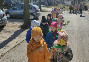 Maluchy biorą udział w przemarszu po mieście z okazji Pierwszego Dnia Wiosny.